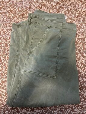 GAP Women's Faded Olive Straight-Leg Utility Pants